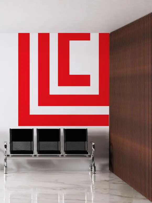 Moderni enterijer čekaonice sa tri stolice i velikim crvenim zidnim logotipom Laser Urology Centra