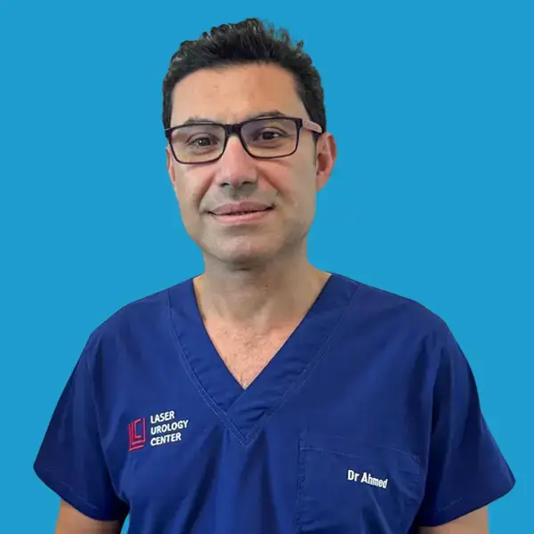 Portret muškog lekara sa naočarima u plavom mantilu i stetoskopom, član medicinskog tima Laser Urology Centra