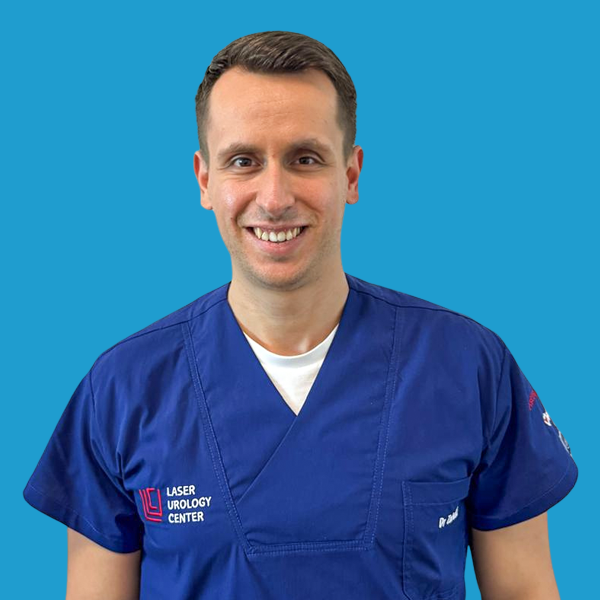 Portret muškog lekara u belom mantilu sa stetoskopom, član stručnog tima Laser Urology Centra