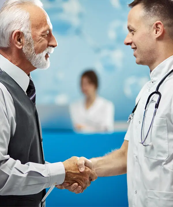 Lekar se rukuje sa pacijentom tokom konsultacije, simbol poverenja i sigurnog urološkog lečenja