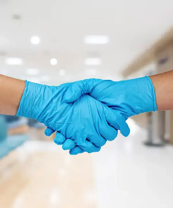 Rukovanje zdravstvenih radnika u zaštitnim rukavicama kao simbol profesionalne medicinske saradnje