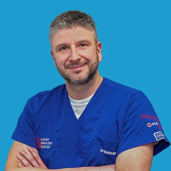 Portret muškog lekara u belom mantilu sa stetoskopom, član medicinskog tima Laser Urology Centra